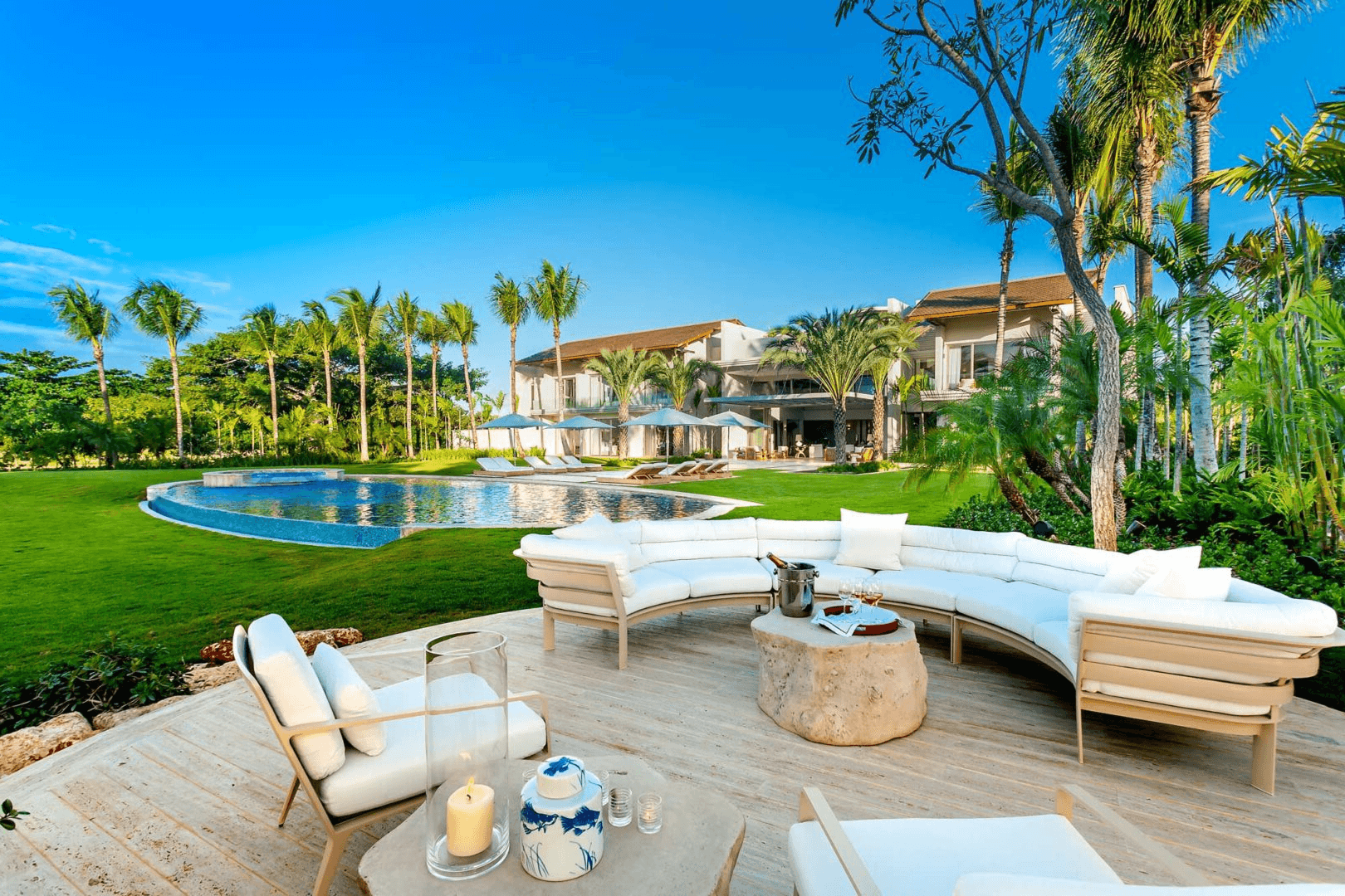 Casa de lujo moderna construida sobre un dramático acantilado con vista al océano